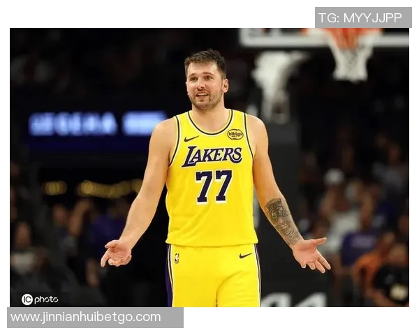 半场战报狄龙狂砍23分布克意外伤退太阳领先湖人14分东契奇27分老詹仅得4分